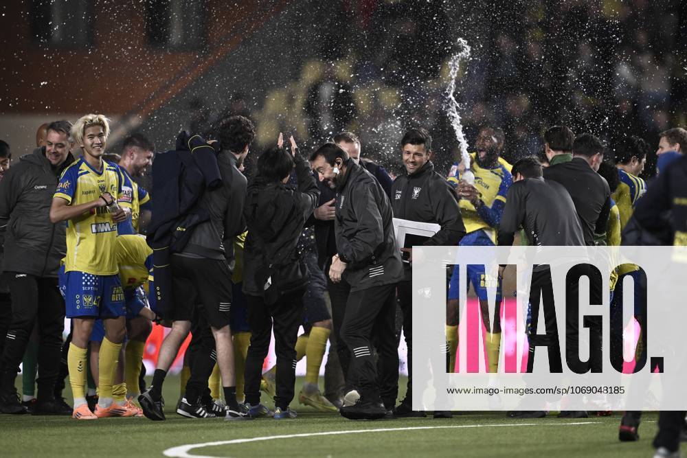 STVV s players celebrate after winning a soccer match between Sint-Truidense V.V. and Standard de Liege, Sunday 09 November 2025 in Sint-Truiden, on day 14 of the 2025-2026 Jupiler Pro League first division of the Belgian championship. JOHAN EYCKENS JohanxEyckens x140456622x