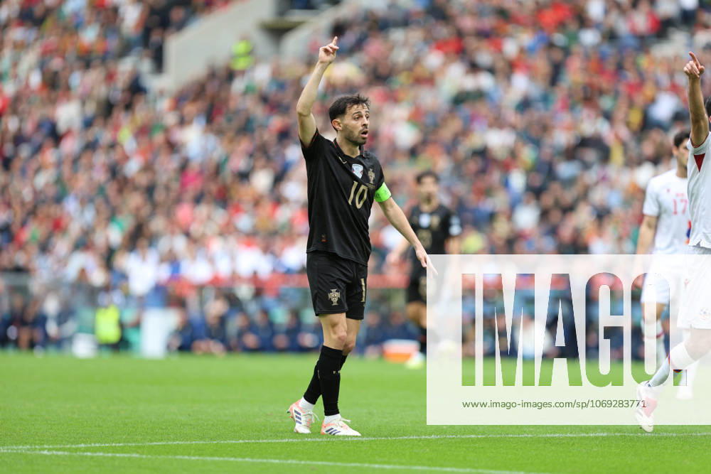 Bernardo Silva ( Portugal national team, Nationalteam ) during the match between Portugal National Team and Armenia National team, valid for 2026 World Cup Qualifiers at Estadio do Dragao on 16th November 2025. Porto Estadio do Dragao, Porto, Portugal Porto Porto Portugal
