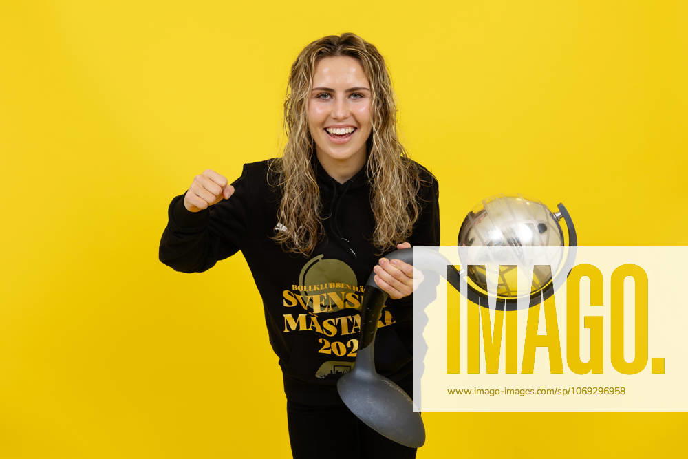 Häckens Nathalie Staaf jublar med Kronprinsessan Victorias pokal efter vinsten i Damallsvenskan och fotbollsmatchen i Damallsvenskan mellan Häcken och Pitea den 16 november 2025 i Göteborg.