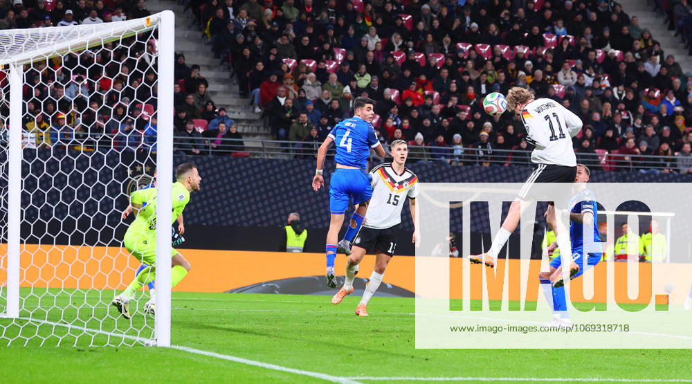 Deutschland - Slowakei WM Qualifikation Leipzig, 17.11.2025, Red Bull Arena, Fussball, WM Qualifikation , BR Deutschland (DEU) vs. Slowakei (SVK) , Tor für Deutschland zum 1:0. Im Bild: Torschütze Nick Woltemade (2.v.r., 11, DEU) trifft per Kopfball gegen Torwart Martin Dubravka (SVK) ,
