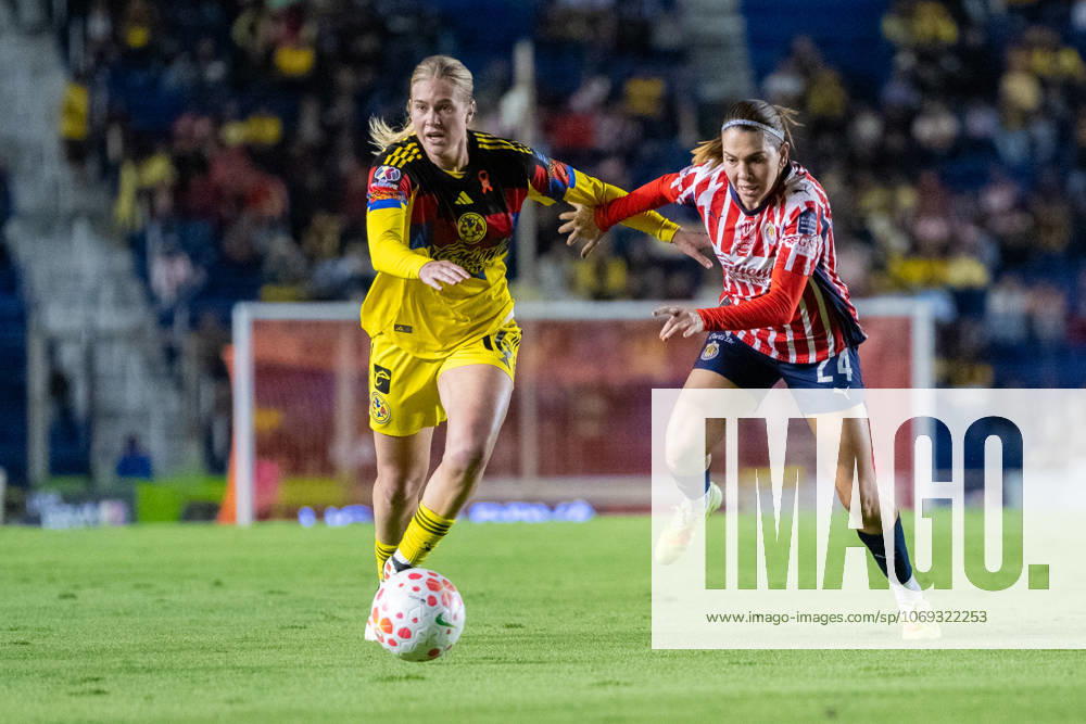 Club America v Chivas de Guadalajara - Liga MX Femenil Annie Karich 16 of Club America and Alicia Cervantes 24 of Chivas de Guadalajara battle for the ball during the second leg of the Semifinal Apertura tournament of the 2025 Liga MX Femenil , between Club América and Chivas de Guadalajara. on November 16, 2025 in Mexico City, Mexico. (Photo by Marco Gonzalez Eyepix Group)