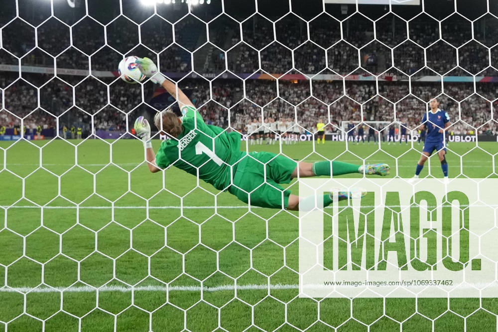 Torfrau Ann-Katrin Berger (Deutschland, 1) haelt den entscheidenden Elfmeter gegen Alice Sombath (Frankreich, France, 4) - Basel 19.07.2025: Frankreich vs. Deutschland, St. Jakobs Park, Womens Euro 2025, Viertelfinale