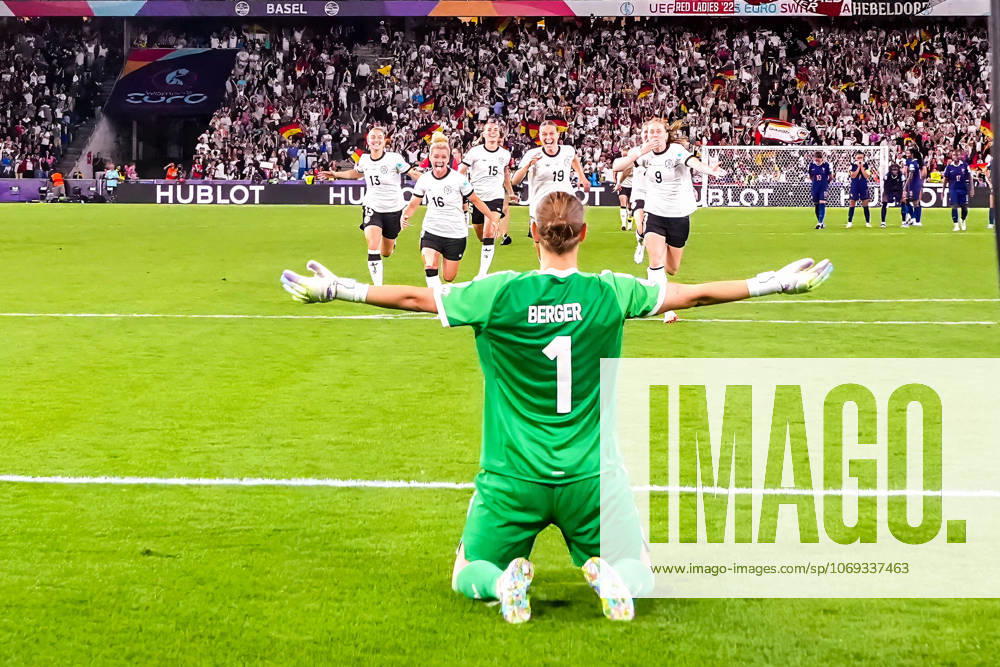 Torfrau Ann-Katrin Berger (Deutschland, 1) haelt im Elfmeterschießen gegen Alice Sombath (Frankreich, France, 4) und bejubelt den Einzug ins EM Halbfinale mit der Mannschaft - Basel 19.07.2025: Frankreich vs. Deutschland, St. Jakobs Park, Womens Euro 2025, Viertelfinale