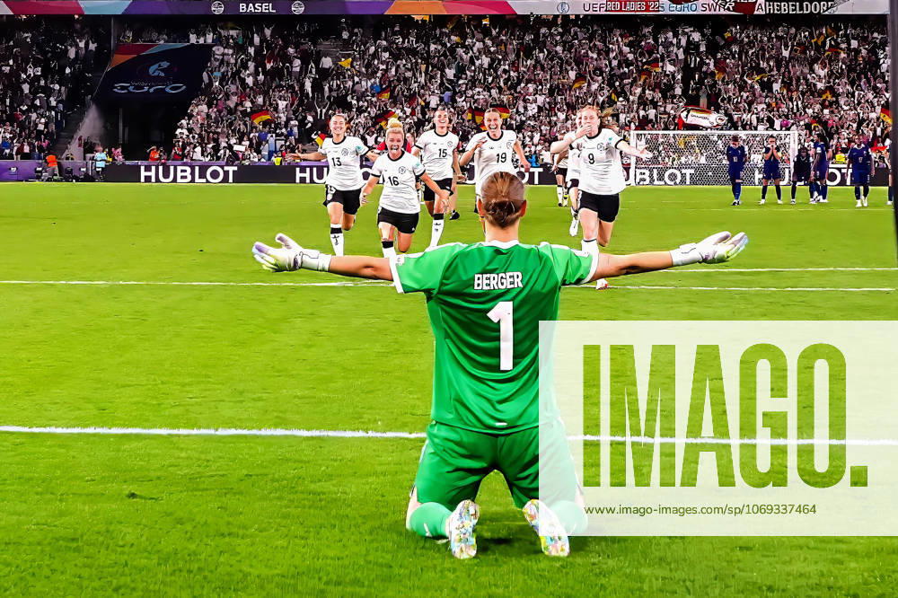 Torfrau Ann-Katrin Berger (Deutschland, 1) haelt im Elfmeterschießen gegen Alice Sombath (Frankreich, France, 4) und bejubelt den Einzug ins EM Halbfinale mit der Mannschaft - Basel 19.07.2025: Frankreich vs. Deutschland, St. Jakobs Park, Womens Euro 2025, Viertelfinale