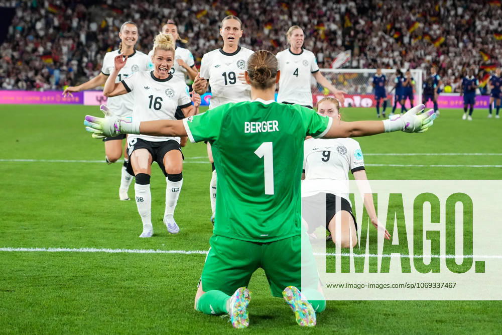 Torfrau Ann-Katrin Berger (Deutschland, 1) haelt den entscheidenden Elfmeter gegen Alice Sombath (Frankreich, France, 4) und jubelt mit der Mannschaft über das 6:5 und den Halbfinaleinzug - Basel 19.07.2025: Frankreich vs. Deutschland, St. Jakobs Park, Womens Euro 2025, Viertelfinale