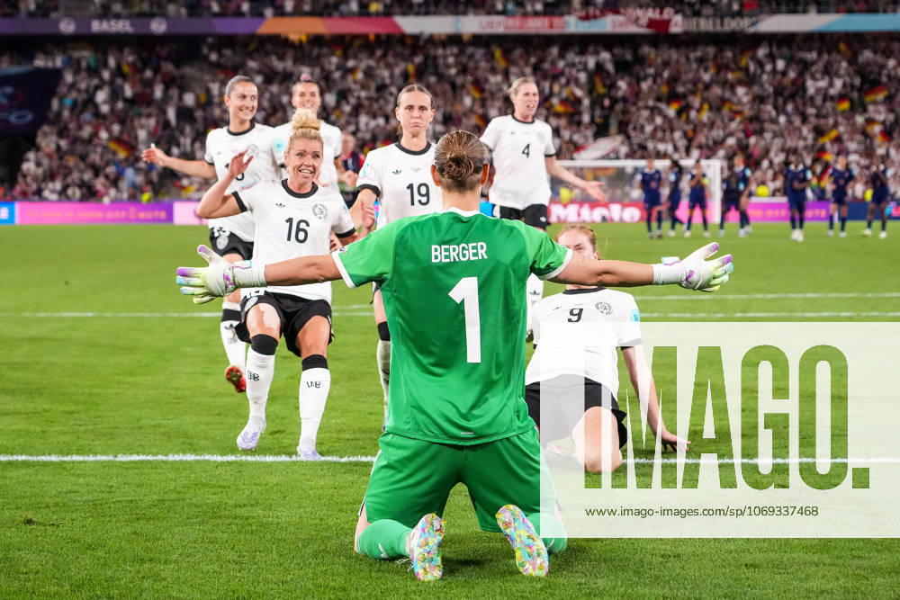 Torfrau Ann-Katrin Berger (Deutschland, 1) haelt gegen Alice Sombath (Frankreich, France, 4) und jubelt mit der Mannschaft - Basel 19.07.2025: Frankreich vs. Deutschland, St. Jakobs Park, Womens Euro 2025, Viertelfinale
