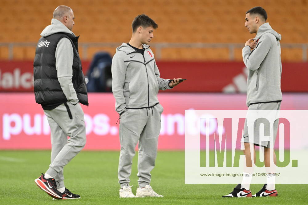 Spain v Turkiye - FIFA World Cup, WM, Weltmeisterschaft, Fussball 2026 Qualifier SEVILLE, SPAIN - NOVEMBER 18: Arda Guler (C) of Turkiye is seen in the pitch during pre-warm-up pro prior to the FIFA World Cup 2026 qualifier match between Spain and Turkiye at Estadio de La Cartuja on November 18, 2025 in Seville, Spain. Burak Akbulut Anadolu Seville Spain. Editorial use only. Please get in touch for any other usage.