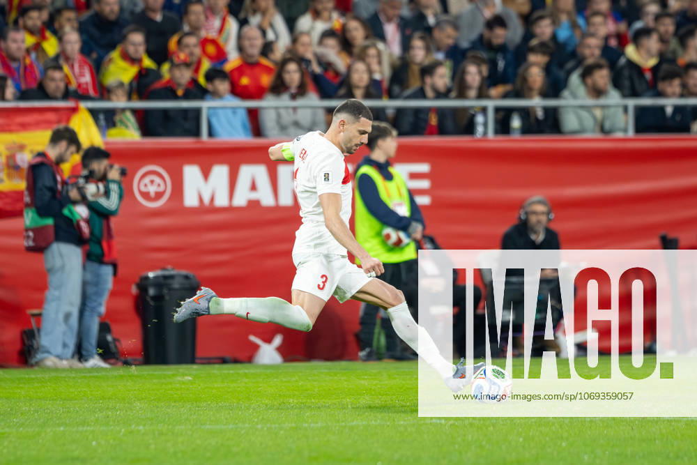 Spain v Turkiye - FIFA World Cup, WM, Weltmeisterschaft, Fussball 2026 Qualifier SEVILLE, SPAIN - NOVEMBER 18: Merih Demiral of Turkye passes the ball during to the FIFA World Cup 2026 qualifier match between Spain and Turkiye at Estadio de La Cartuja on November 18, 2025 in Seville, Spain. (Photos by Gabriel Colchero Photo Players Images Magara Press) Sevilla Estadio de la Cartuja Sevilla Spain