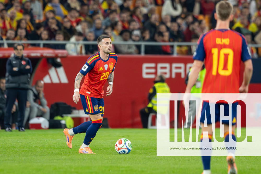 Spain v Turkiye - FIFA World Cup, WM, Weltmeisterschaft, Fussball 2026 Qualifier SEVILLE, SPAIN - NOVEMBER 18: Aleix Garcia Serrano of Spain and Bayer Leverkusen runs with the ball during to the FIFA World Cup 2026 qualifier match between Spain and Turkiye at Estadio de La Cartuja on November 18, 2025 in Seville, Spain. (Photos by Gabriel Colchero Photo Players Images Magara Press) Sevilla Estadio de la Cartuja Sevilla Spain
