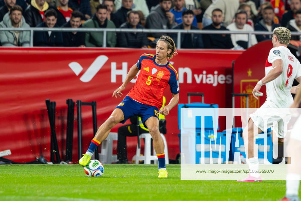 Spain v Turkiye - FIFA World Cup, WM, Weltmeisterschaft, Fussball 2026 Qualifier SEVILLE, SPAIN - NOVEMBER 18: Marcos Llorente Moreno of Spain and Atletico de Madrid controls the ball during to the FIFA World Cup 2026 qualifier match between Spain and Turkiye at Estadio de La Cartuja on November 18, 2025 in Seville, Spain. (Photos by Gabriel Colchero Photo Players Images Magara Press) Sevilla Estadio de la Cartuja Sevilla Spain