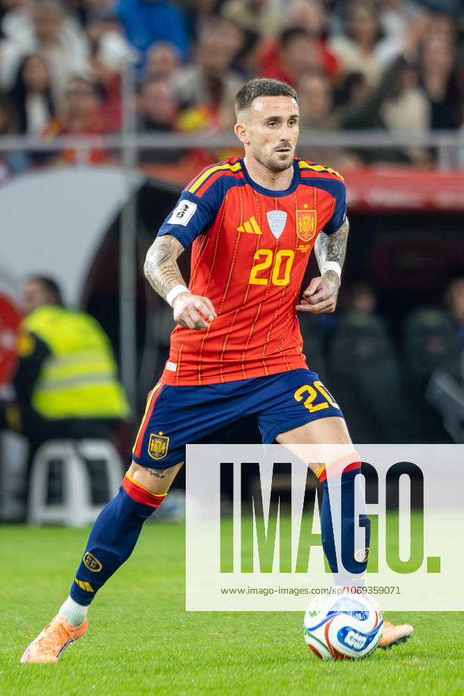 Spain v Turkiye - FIFA World Cup, WM, Weltmeisterschaft, Fussball 2026 Qualifier SEVILLE, SPAIN - NOVEMBER 18: Aleix Garcia Serrano of Spain and Bayer Leverkusen runs with the ball during to the FIFA World Cup 2026 qualifier match between Spain and Turkiye at Estadio de La Cartuja on November 18, 2025 in Seville, Spain. (Photos by Gabriel Colchero Photo Players Images Magara Press) Sevilla Estadio de la Cartuja Sevilla Spain