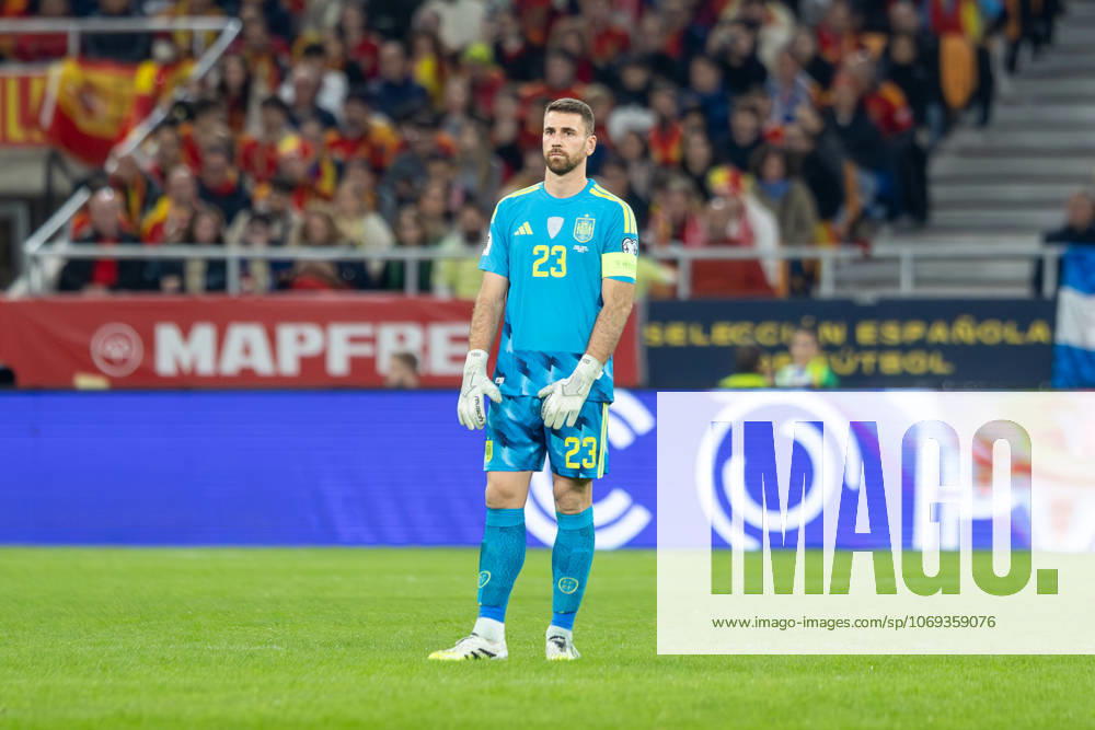 Spain v Turkiye - FIFA World Cup, WM, Weltmeisterschaft, Fussball 2026 Qualifier SEVILLE, SPAIN - NOVEMBER 18: Unai Simon Mendibil of Spain and Athletic Club looks on during to the FIFA World Cup 2026 qualifier match between Spain and Turkiye at Estadio de La Cartuja on November 18, 2025 in Seville, Spain. (Photos by Gabriel Colchero Photo Players Images Magara Press) Sevilla Estadio de la Cartuja Sevilla Spain