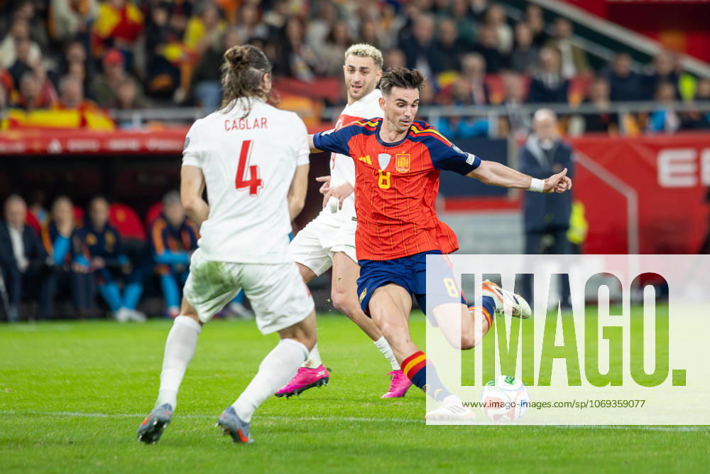 Spain v Turkiye - FIFA World Cup, WM, Weltmeisterschaft, Fussball 2026 Qualifier SEVILLE, SPAIN - NOVEMBER 18: Fabian Ruiz Pena of Spain and Paris Saint-Germain FC shooting to goal during to the FIFA World Cup 2026 qualifier match between Spain and Turkiye at Estadio de La Cartuja on November 18, 2025 in Seville, Spain. (Photos by Gabriel Colchero Photo Players Images Magara Press) Sevilla Estadio de la Cartuja Sevilla Spain