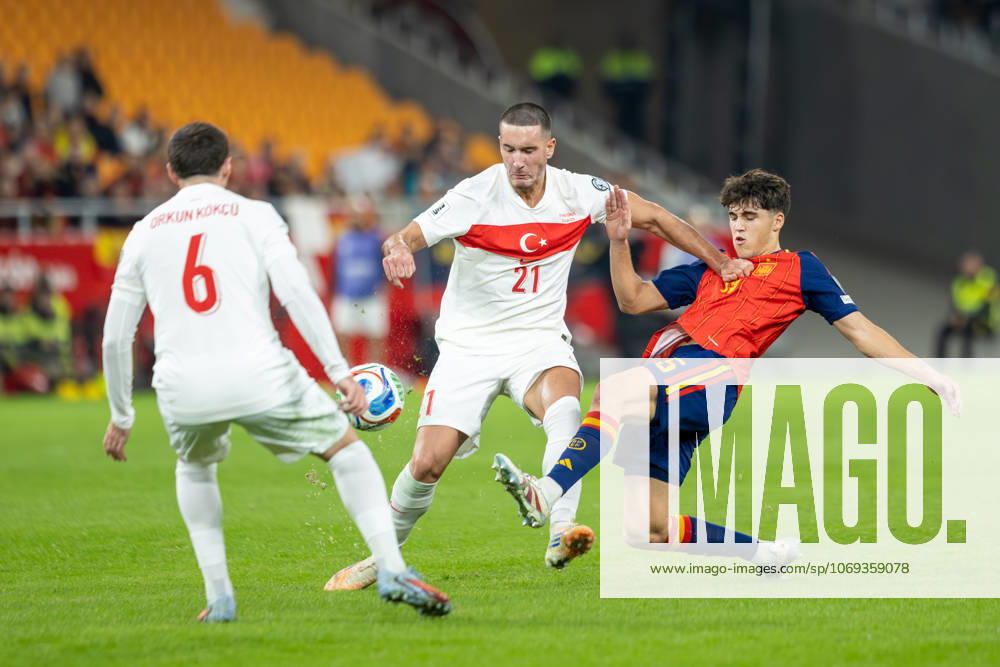 Spain v Turkiye - FIFA World Cup, WM, Weltmeisterschaft, Fussball 2026 Qualifier SEVILLE, SPAIN - NOVEMBER 18: Pau Cubarsi Paredes of Spain and FC Barcelona, Barca competes for the ball with Deniz Gul of Turkye during to the FIFA World Cup 2026 qualifier match between Spain and Turkiye at Estadio de La Cartuja on November 18, 2025 in Seville, Spain. (Photos by Gabriel Colchero Photo Players Images Magara Press) Sevilla Estadio de la Cartuja Sevilla Spain
