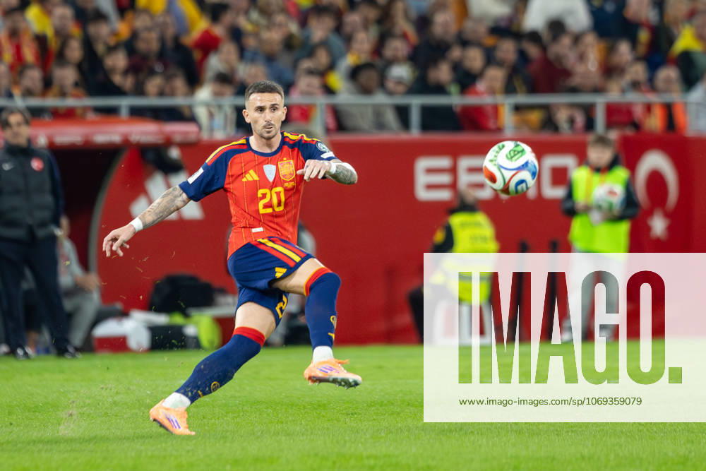 Spain v Turkiye - FIFA World Cup, WM, Weltmeisterschaft, Fussball 2026 Qualifier SEVILLE, SPAIN - NOVEMBER 18: Aleix Garcia Serrano of Spain and Bayer Leverkusen passes the ball during to the FIFA World Cup 2026 qualifier match between Spain and Turkiye at Estadio de La Cartuja on November 18, 2025 in Seville, Spain. (Photos by Gabriel Colchero Photo Players Images Magara Press) Sevilla Estadio de la Cartuja Sevilla Spain