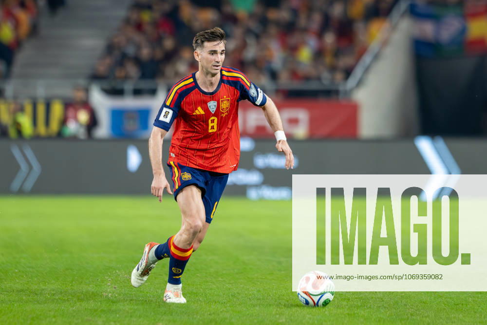 Spain v Turkiye - FIFA World Cup, WM, Weltmeisterschaft, Fussball 2026 Qualifier SEVILLE, SPAIN - NOVEMBER 18: Fabian Ruiz of Spain and Paris Saint-Germain FC runs with the ball during to the FIFA World Cup 2026 qualifier match between Spain and Turkiye at Estadio de La Cartuja on November 18, 2025 in Seville, Spain. (Photos by Gabriel Colchero Photo Players Images Magara Press) Sevilla Estadio de la Cartuja Sevilla Spain