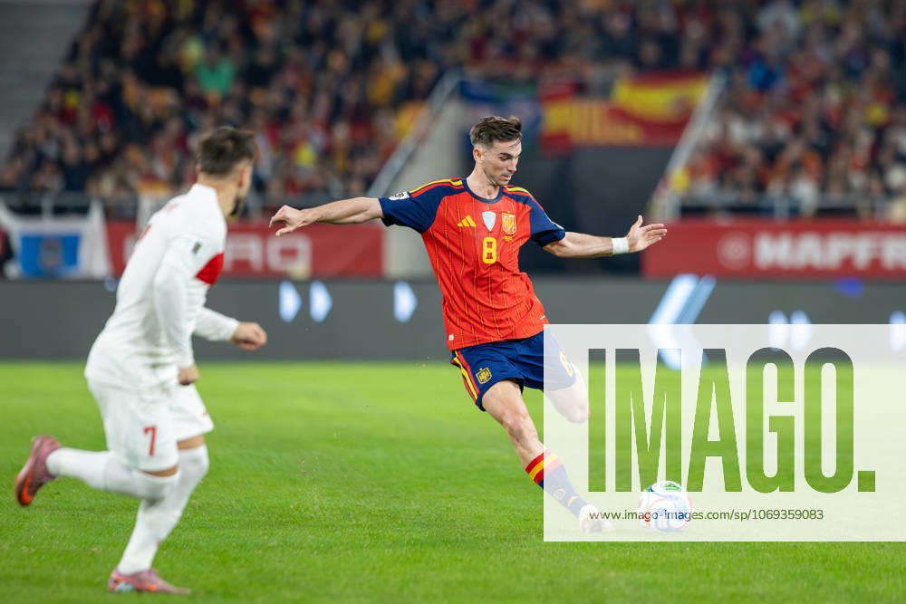 Spain v Turkiye - FIFA World Cup, WM, Weltmeisterschaft, Fussball 2026 Qualifier SEVILLE, SPAIN - NOVEMBER 18: Fabian Ruiz Pena of Spain and Paris Saint-Germain FC passes the ball during to the FIFA World Cup 2026 qualifier match between Spain and Turkiye at Estadio de La Cartuja on November 18, 2025 in Seville, Spain. (Photos by Gabriel Colchero Photo Players Images Magara Press) Sevilla Estadio de la Cartuja Sevilla Spain