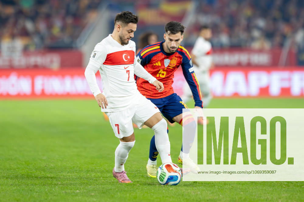 Spain v Turkiye - FIFA World Cup, WM, Weltmeisterschaft, Fussball 2026 Qualifier SEVILLE, SPAIN - NOVEMBER 18: Yusuf Sari of Turkye runs with the ball during to the FIFA World Cup 2026 qualifier match between Spain and Turkiye at Estadio de La Cartuja on November 18, 2025 in Seville, Spain. (Photos by Gabriel Colchero Photo Players Images Magara Press) Sevilla Estadio de la Cartuja Sevilla Spain
