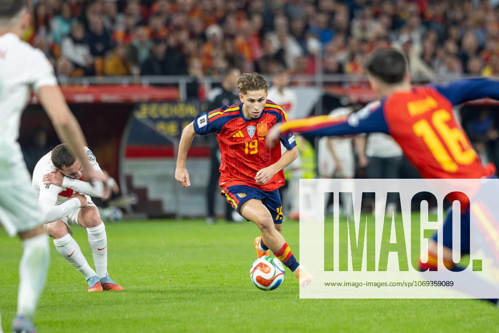 Spain v Turkiye - FIFA World Cup, WM, Weltmeisterschaft, Fussball 2026 Qualifier SEVILLE, SPAIN - NOVEMBER 18: Fermin Lopez Marin of Spain and FC Barcelona, Barca runs with the ball during to the FIFA World Cup 2026 qualifier match between Spain and Turkiye at Estadio de La Cartuja on November 18, 2025 in Seville, Spain. (Photos by Gabriel Colchero Photo Players Images Magara Press) Sevilla Estadio de la Cartuja Sevilla Spain