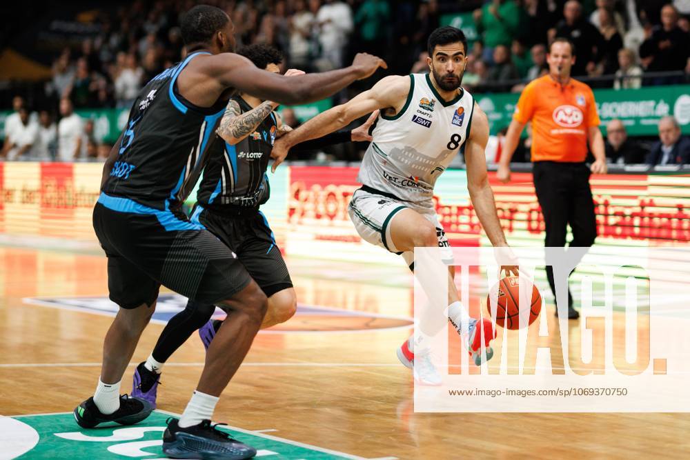 Behnam Yakhchali (Gladiators Trier) im Zweikampf mit Tavian Dunn Martin (Science City Jena) und Naz Bohannon (Science City Jena), Vet Concept Gladiators Trier vs Science City Jena, Basketball, easyCredit BBL, 8. Spieltag, Saison 2025 2026, 19.11.2025 Vet Concept Gladiators Trier vs Science City Jena, Basketball, easyCredit BBL, 8. Spieltag, Saison 2025 2026