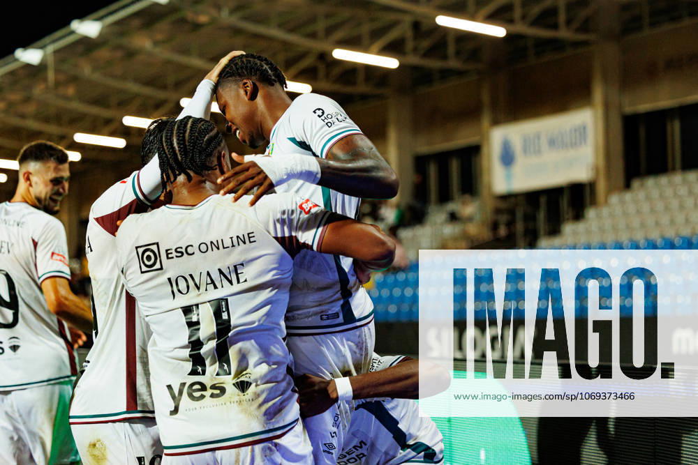 Players of Estrela seen celebrating after goal Sidny Lopes Cabral during Liga Portugal game between teams of Casa Pia and CF Estrela Amadora at Estadio Municipal Rio Maior (Maciej Rogowski Ball Raw Images) Rio Maior Estadio Municipal Rio Maior Portugal
