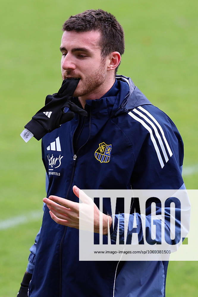Fussball 3.Liga, 1. FC Saarbrücken - Training v.l. Kaan Caliskaner (1.FC Saarbruecken) verletzt, Verletzung, Schmerz, Schmerzen, injured, injury, pain, pains Training abgebrochen Saarbrücken