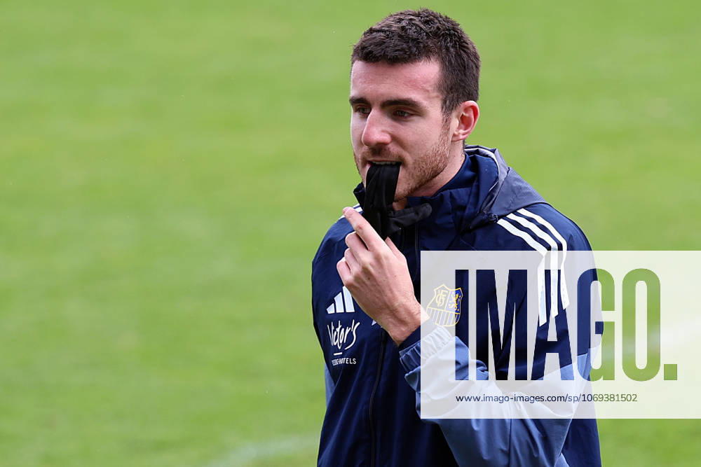 Fussball 3.Liga, 1. FC Saarbrücken - Training v.l. Kaan Caliskaner (1.FC Saarbruecken) verletzt, Verletzung, Schmerz, Schmerzen, injured, injury, pain, pains Training abgebrochen Saarbrücken
