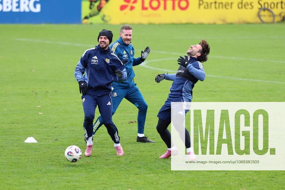Fussball 3.Liga, 1. FC Saarbrücken - Training v.l. Kasim Rabihic (1.FC Saarbruecken) Yannic Thiel Co-Trainer (1.FC Saarbruecken) Calogero Rizzuto (1.FC Saarbruecken) lacht, laechelt, positiv, zufrieden, laughs, smiles, positive, satisfied Saarbrücken