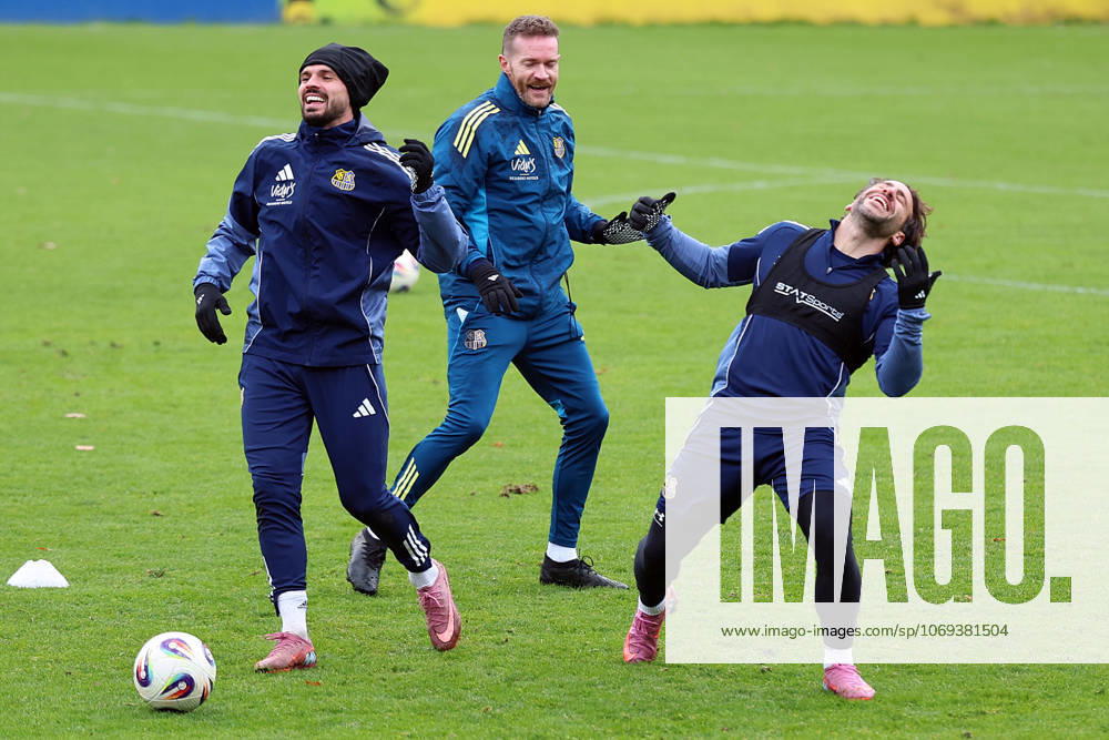 Fussball 3.Liga, 1. FC Saarbrücken - Training v.l. bihic (1.FC Saarbruecken) Yannic Thiel Co-Trainer (1.FC Saarbruecken) Calogero Rizzuto (1.FC Saarbruecken) lacht, laechelt, positiv, zufrieden, laughs, smiles, positive, satisfied Saarbrücken