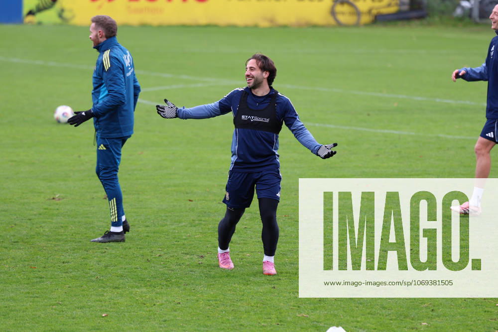 Fussball 3.Liga, 1. FC Saarbrücken - Training v.l. Calogero Rizzuto (1.FC Saarbruecken) lacht, laechelt, positiv, zufrieden, laughs, smiles, positive, satisfied Saarbrücken