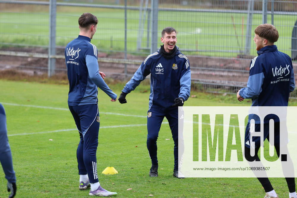 Fussball 3.Liga, 1. FC Saarbrücken - Training v.l. Till Schumacher (1.FC Saarbruecken) lacht, laechelt, positiv, zufrieden, laughs, smiles, positive, satisfied Saarbrücken
