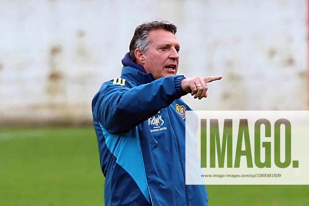 Fussball 3.Liga, 1. FC Saarbrücken - Training v.l. Alois Schwartz Trainer (1.FC Saarbruecken) gibt Anweisungen, gestikuliert, mit den Armen gestikulieren gives instructions, gesticulate Saarbrücken