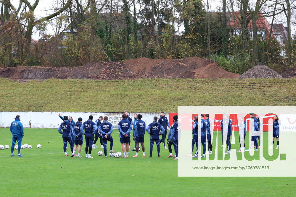 Fussball 3.Liga, 1. FC Saarbrücken - Training v.l. Alois Schwartz Trainer (1.FC Saarbruecken) Mannschaft Saarbrücken