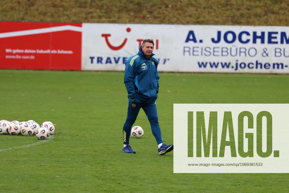 Fussball 3.Liga, 1. FC Saarbrücken - Training v.l. Alois Schwartz Trainer (1.FC Saarbruecken) Saarbrücken