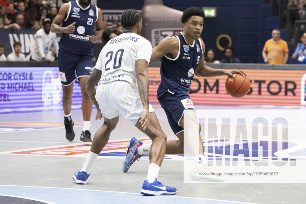 EasyCredit Basketball Bundesliga - 2025 2026 - Syntainics MBC vs.MLP Academics Heidelberg Halle Saale, Deutschland 22.November 2025: Im Bild:v.li.Michael Weathers (Heidelberg) und Foster Marcus (Weissenfels) Weissenfels Stadthalle Weissenfels Sachsen-Anhalt Deutschland