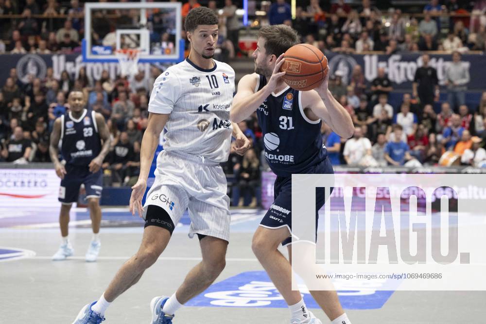 EasyCredit Basketball Bundesliga - 2025 2026 - Syntainics MBC vs.MLP Academics Heidelberg Halle Saale, Deutschland 22.November 2025: Im Bild:v. li. im Zweikampf Samuell Williamson (Heidelberg) und Reaves Spencer (Weissenfels) Weissenfels Stadthalle Weissenfels Sachsen-Anhalt Deutschland