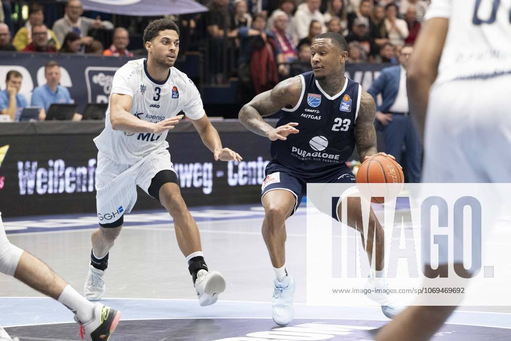 EasyCredit Basketball Bundesliga - 2025 2026 - Syntainics MBC vs.MLP Academics Heidelberg Halle Saale, Deutschland 22.November 2025: Im Bild:v.li.Kevin McClain (Heidelberg) und Callison Charles (Weissenfels) Weissenfels Stadthalle Weissenfels Sachsen-Anhalt Deutschland