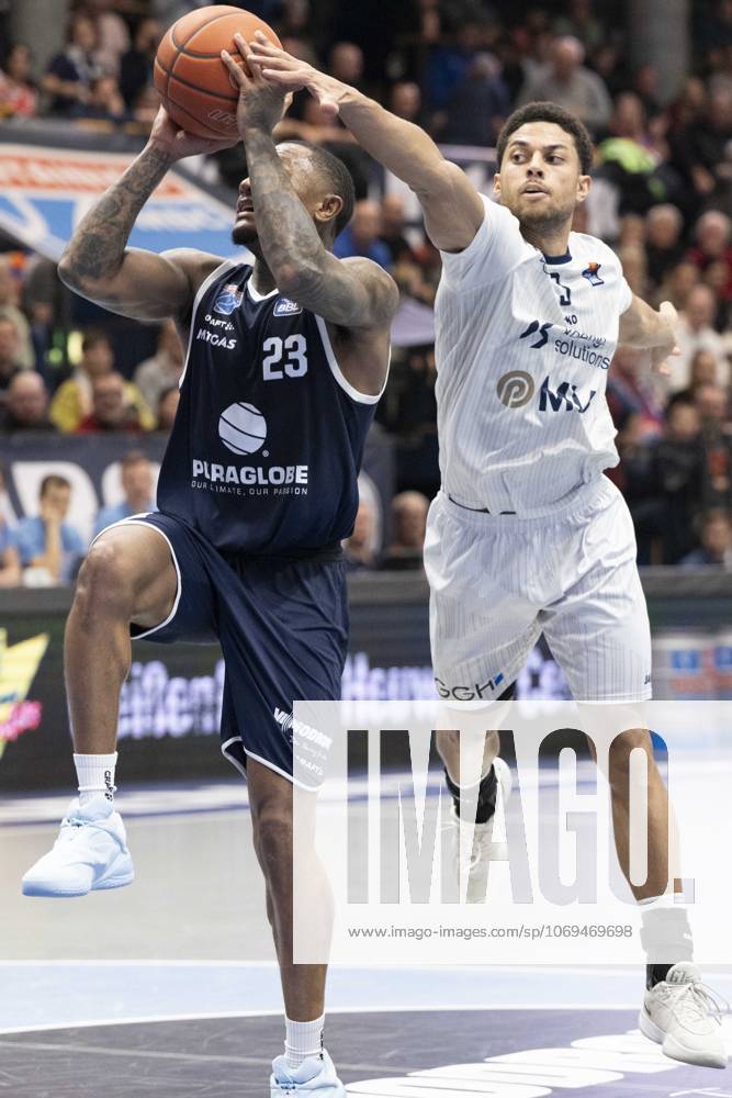 EasyCredit Basketball Bundesliga - 2025 2026 - Syntainics MBC vs.MLP Academics Heidelberg Halle Saale, Deutschland 22.November 2025: Im Bild:v.li.Callison Charles (Weissenfels) und Kevin McClain (Heidelberg) Weissenfels Stadthalle Weissenfels Sachsen-Anhalt Deutschland