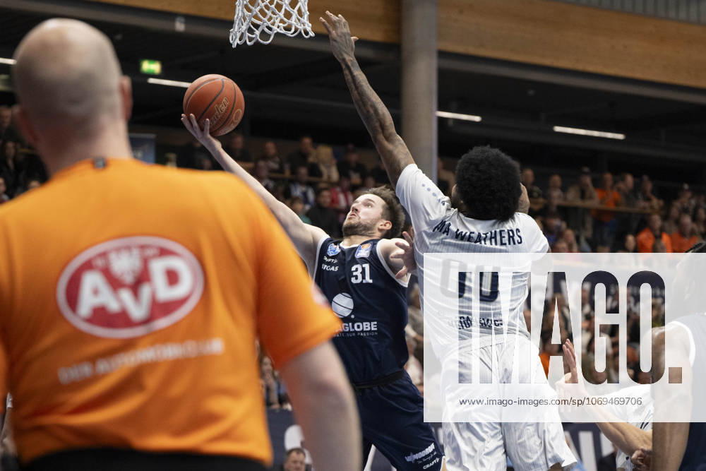 EasyCredit Basketball Bundesliga - 2025 2026 - Syntainics MBC vs.MLP Academics Heidelberg Halle Saale, Deutschland 22.November 2025: Im Bild:v. li. im Zweikampf Callison Charles (Weissenfels) und Marcus Weathers (Heidelberg) Weissenfels Stadthalle Weissenfels Sachsen-Anhalt Deutschland