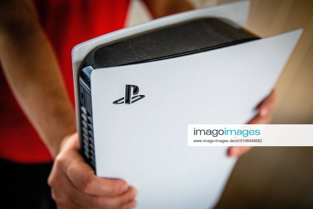 Dordrecht - Nederlandse gamers kunnen vanaf vandaag de langverwachte PlayStation 5 gameconsole van Sony aanschaffen, heeft het Japanse elektronicaconcern bekendgemaakt. In Japan, Zuid-Korea, de Verenigde Staten, Canada, Mexico, Australië en Nieuw-Zeeland kunnen liefhebbers er al een week eerder een kopen. Foto: ANP HH Jeffrey Groeneweg