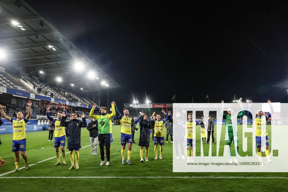 STVV s players celebrate after winning a soccer match between Oud-Heverlee Leuven and STVV, Sunday 23 November 2025 in Leuven, on day 15 of the 2025-2026 Jupiler Pro League first division of the Belgian championship. BRUNOxFAHY x143714666x