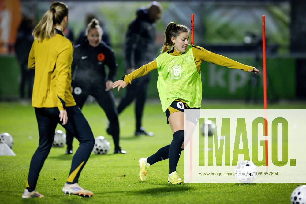 ZEIST - Victoria Pelova during a training session. The Dutch team is preparing for the friendly against Portugal. ANP ROBIN VAN LONKHUIJSEN ANPxSportx IVx 542978689 originalFilename: 542978689