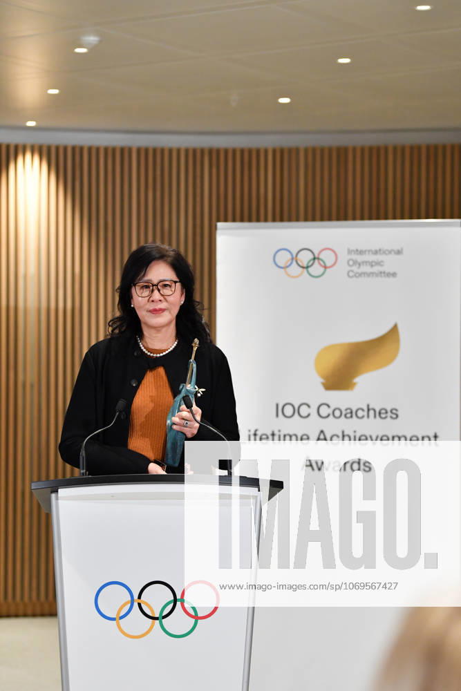 (251125) -- LAUSANNE, Nov. 25, 2025 -- Chinese volleyball coach Lang Ping speaks after being honored the IOC Coaches Lifetime Achievement Award at the Olympic House in Lausanne, Switzerland, Nov. 24, 2025. The International Olympic Committee (IOC) honored Monday Chinese volleyball coach Lang Ping and Cuba s wrestling coach Raul de Jesus Trujillo Diaz as the IOC Coaches Lifetime Achievement Award at the Olympic House here. ) (SP)SWITZERLAND-LAUSANNE-2025 IOC COACHES LIFETIME ACHIEVEMENT AWARD LianxYi