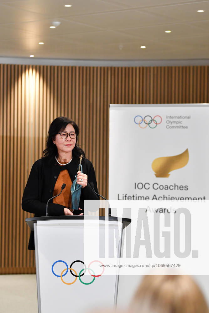 (251125) -- LAUSANNE, Nov. 25, 2025 -- Chinese volleyball coach Lang Ping speaks after being honored the IOC Coaches Lifetime Achievement Award at the Olympic House in Lausanne, Switzerland, Nov. 24, 2025. The International Olympic Committee (IOC) honored Monday Chinese volleyball coach Lang Ping and Cuba s wrestling coach Raul de Jesus Trujillo Diaz as the IOC Coaches Lifetime Achievement Award at the Olympic House here. ) (SP)SWITZERLAND-LAUSANNE-2025 IOC COACHES LIFETIME ACHIEVEMENT AWARD LianxYi