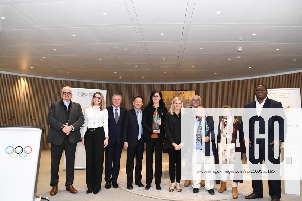 (251125) -- LAUSANNE, Nov. 25, 2025 -- Chinese volleyball coach Lang Ping (5th L) and Cuba s wrestling coach Raul de Jesus Trujillo Diaz (3rd R) pose with IOC President Kirsty Coventry (5th R) and other guests at the Olympic House in Lausanne, Switzerland, Nov. 24, 2025. The International Olympic Committee (IOC) on Monday honored Chinese volleyball coach Lang Ping and Cuban wrestling coach Raul de Jesus Trujillo Diaz with the IOC Coaches Lifetime Achievement Awards. ) (SP)SWITZERLAND-LAUSANNE-2025 IOC COACHES LIFETIME ACHIEVEMENT AWARD LianxYi