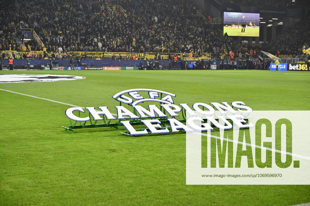 Der UEFA Champions League Schriftzug auf dem Spielfeld 25.11.2025, Fussball, UEFA Champions League 2025 2026, 5. Spieltag, Borussia Dortmund - FC Villarreal 4:0 UEFA regulations prohibit any use of photographs as image sequences and or quasi-video Dortmund Signal Iduna Park Nordrhein Westfalen Deutschland