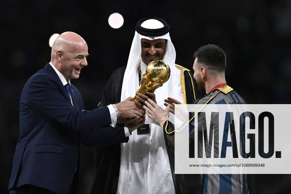 Foto Fabio Ferrari LaPresse - 18 Dicembre 2022 Lusail, Qatar - - Calcio - Qatar 2022 - Coppa del Mondo Fifa - Argentina vs Francia - Finale - Lusail Iconic Stadium - Nella foto: Lionel Messi (Argentina) riceve la coppa da Sheikh Tamim bin Hamad Al Thani, Emir of Qatar, Gianni Infantino December 18, 2022 Lusail, Qatar - sport - Soccer - Qatar 2022- FIFA World Cup, WM, Weltmeisterschaft, Fussball - Argentina vs Francia - Final - Lusail Iconic Stadium In the pic: Lionel Messi (Argentina) Sheikh Tamim bin Hamad Al Thani, Emir of Qatar, Gianni Infantino
