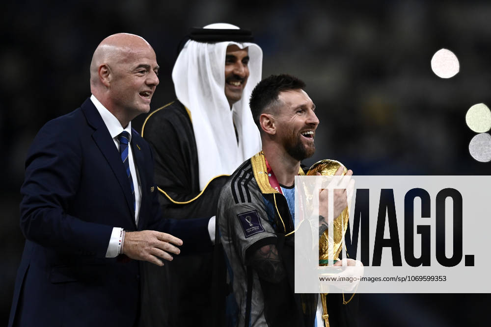 Foto Fabio Ferrari LaPresse - 18 Dicembre 2022 Lusail, Qatar - - Calcio - Qatar 2022 - Coppa del Mondo Fifa - Argentina vs Francia - Finale - Lusail Iconic Stadium - Nella foto: Lionel Messi (Argentina) riceve la coppa da Sheikh Tamim bin Hamad Al Thani, Emir of Qatar, Gianni Infantino December 18, 2022 Lusail, Qatar - sport - Soccer - Qatar 2022- FIFA World Cup, WM, Weltmeisterschaft, Fussball - Argentina vs Francia - Final - Lusail Iconic Stadium In the pic: Lionel Messi (Argentina) Sheikh Tamim bin Hamad Al Thani, Emir of Qatar, Gianni Infantino