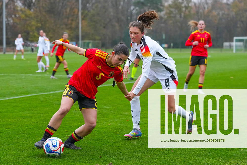 Fußball, Länderspiel, EM-Qualifikation U19-Frauen, Belgien - Deutschland, Sportschule Wedau: Free Vanneste (BEL 5) im Zweikampf gegen Lotta Wrede (GER 8) Nordrhein-Westfahlen Deutschland