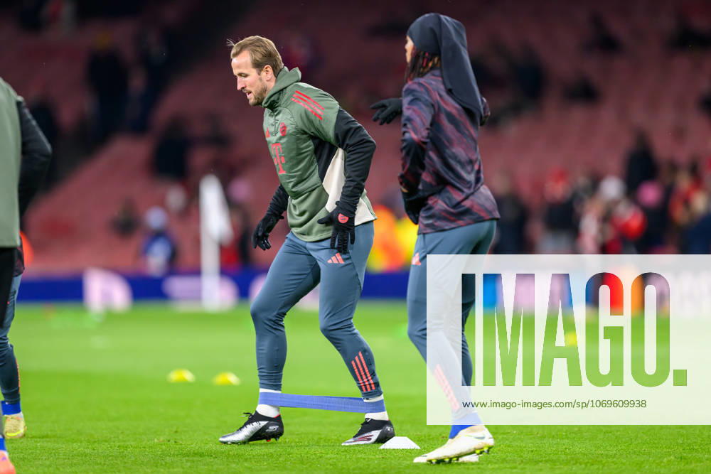 Arsenal v Bayern Munich Champions League 26 11 2025. Bayern Munich forward Harry Kane (9) and Bayern Munich forward Michael Olise (17) warming up prior to the Champions League match between Arsenal and Bayern Munich at the Emirates Stadium, London, England on 26 November 2025. London Emirates Stadium Greater London England Editorial use only ,